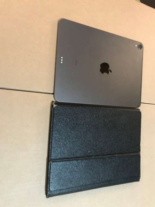 APPLE IPAD PRO *11`* MODEL:MTXN2LL/A*64 GB WIFI ONLY*USB CABLE*CHARGER*POUCH*GOOD CONDITION